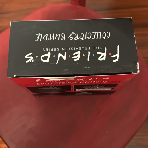 Friends The Television Series Collectors Bundle includes socks, mug & keychain - Picture 4 of 13